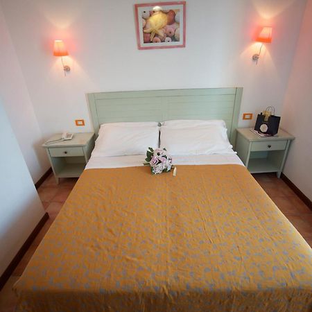 Hotel Villa Tramonto Direttamente Sul Mare San Vincenzo Exterior photo